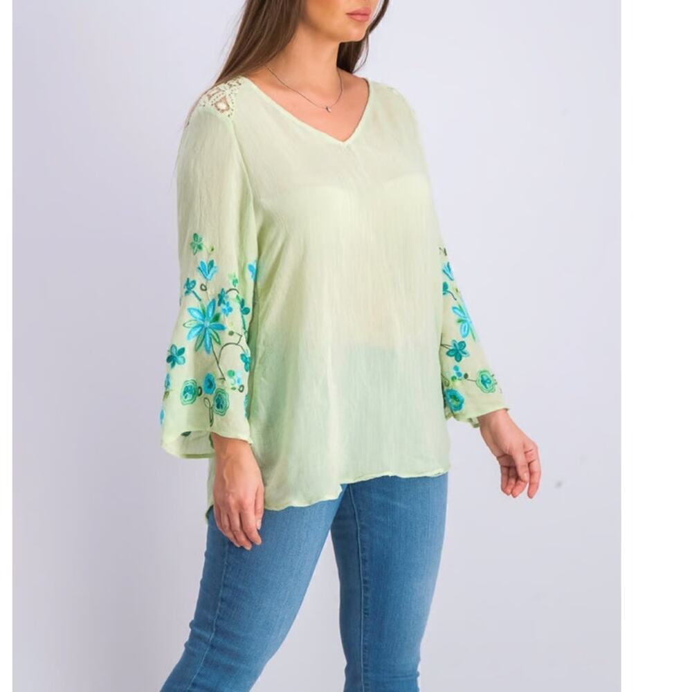 Figueroa & Flower Embroidered Blouse V-Neck, Bell Sleeve Green/Blue size Medium - Picture 4 of 14